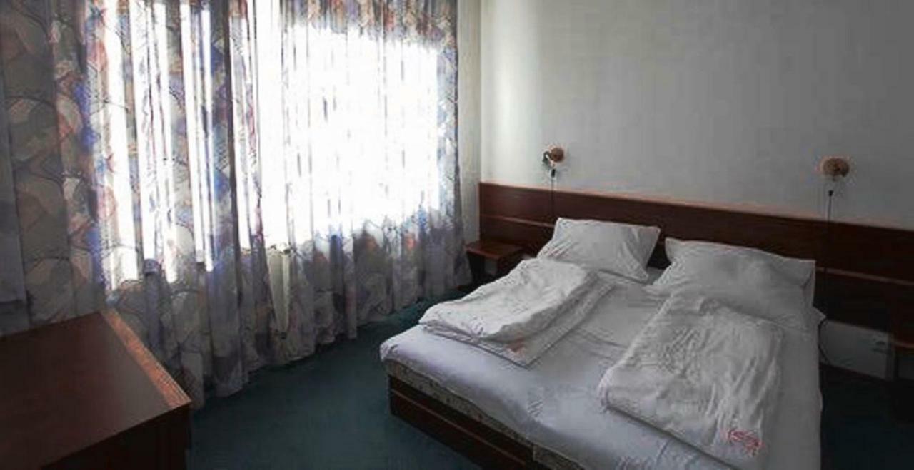 Aranypart Hotel Шиофок Экстерьер фото